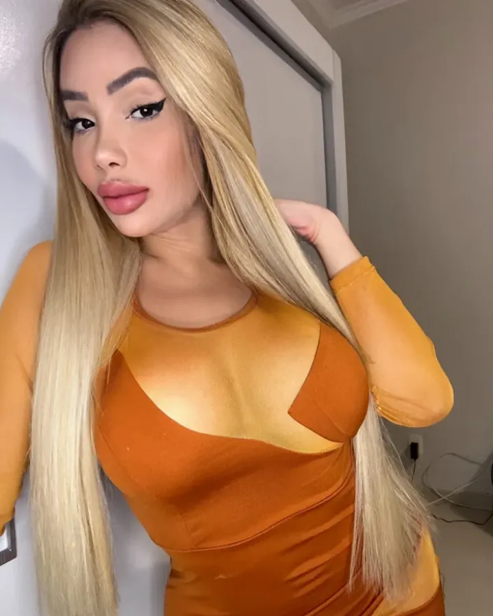 Júlia de vestido laranja, em uma selfie